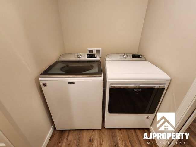 Building Photo - 3-bedroom 2-bathroom townhome