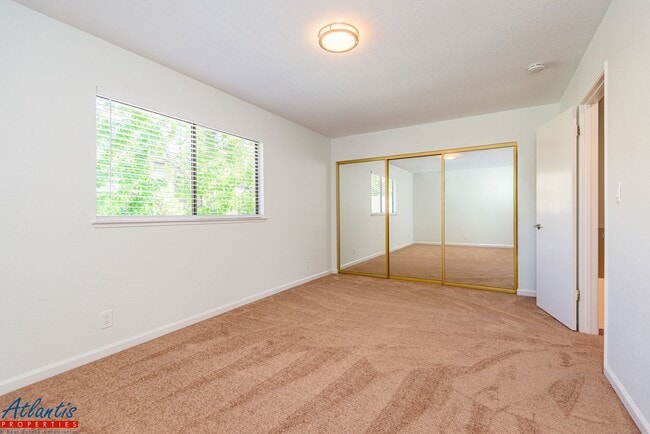 Building Photo - Beautiful Townhouse | Remodeled | Private ...