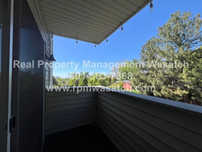 Building Photo - Come See This Spacious 2-bedroom 2-Bath in Downtown Salt Lake City!!