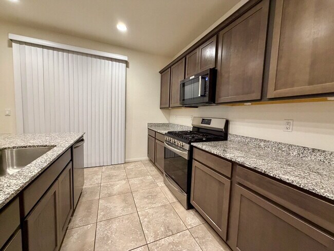 Building Photo - Beautiful 2260sqft 3bed 2.5bath with tile downstairs, carpet in Den & Living Room