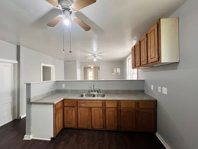 Building Photo - 2 Bedroom House