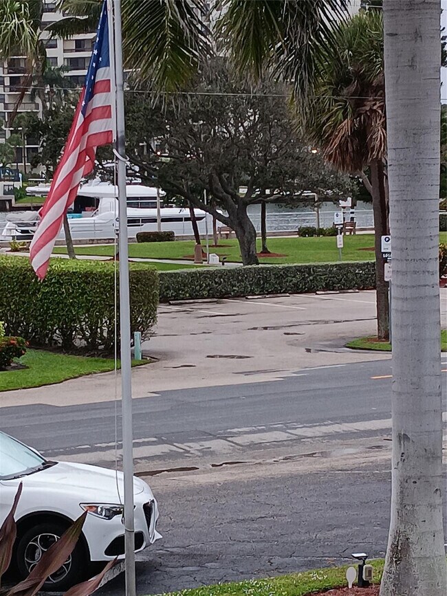 Building Photo - 1110 N Riverside Dr