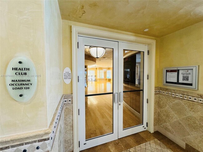 Building Photo - 20000 E Country Club Dr