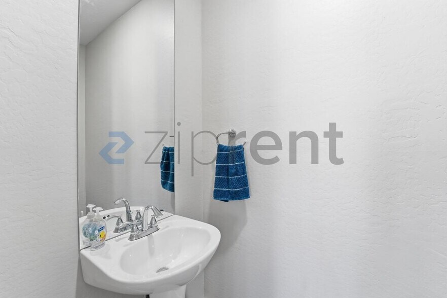 Building Photo - Unit 128