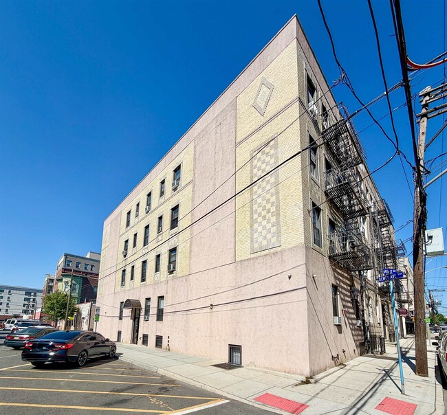 Building Photo - 6311 Dewey Ave