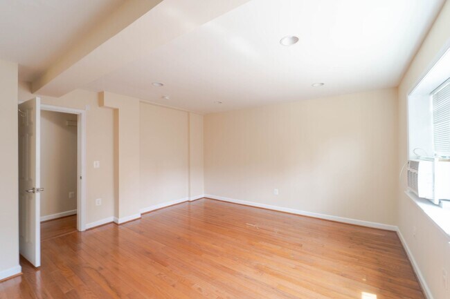Building Photo - Spacious 1 BD 2 BA Apartment in the Histor...