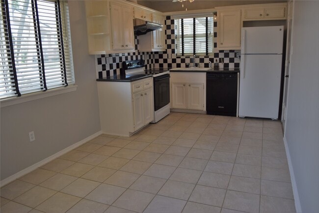 Building Photo - 1505 Silverpines Rd
