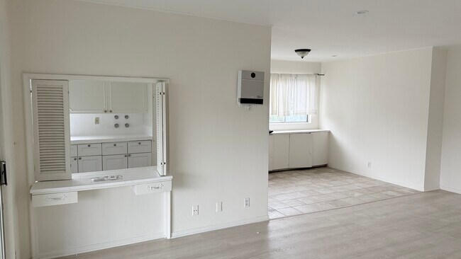 Building Photo - 7617 De Longpre Ave