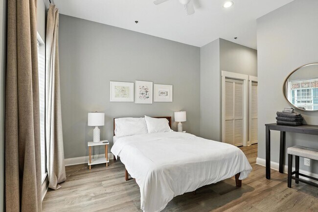 Building Photo - North Thomas 472-492