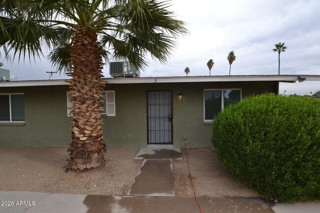 Building Photo - 2210 W Devonshire Ave