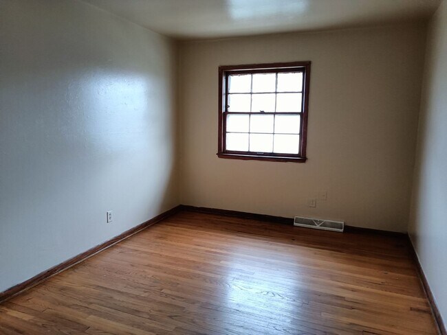 Building Photo - 7308-7312 W Mill Rd