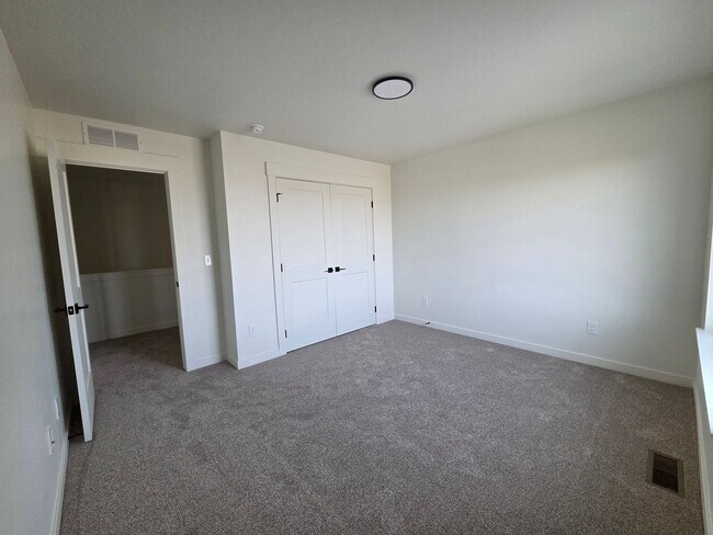 Building Photo - Modern New-Build Duplex in Payette