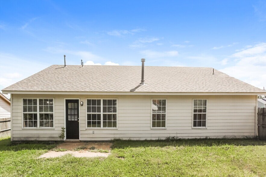 Building Photo - 4471 Bishop Hills Dr