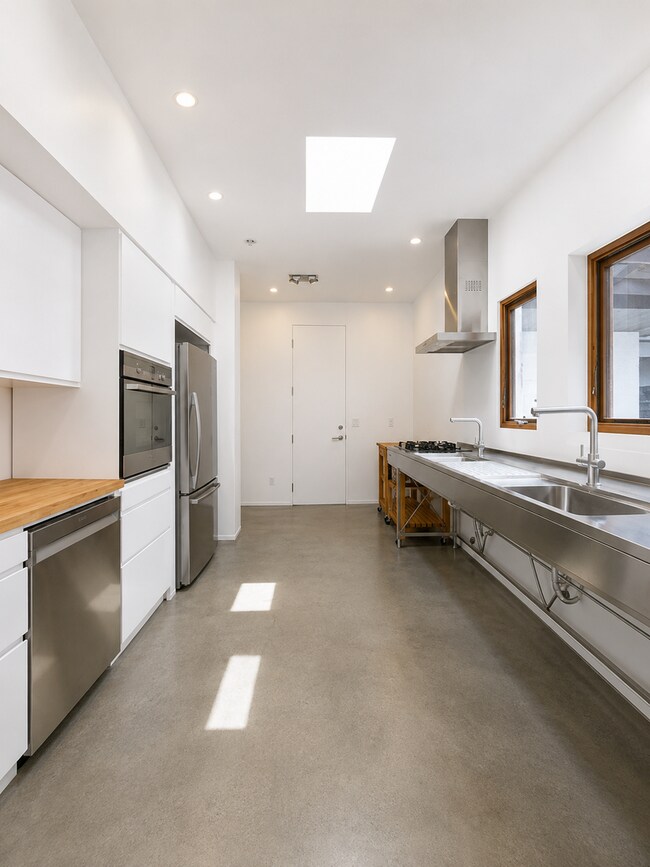 Building Photo - Contemporary Luxury Living in the Heart of La Jolla Village