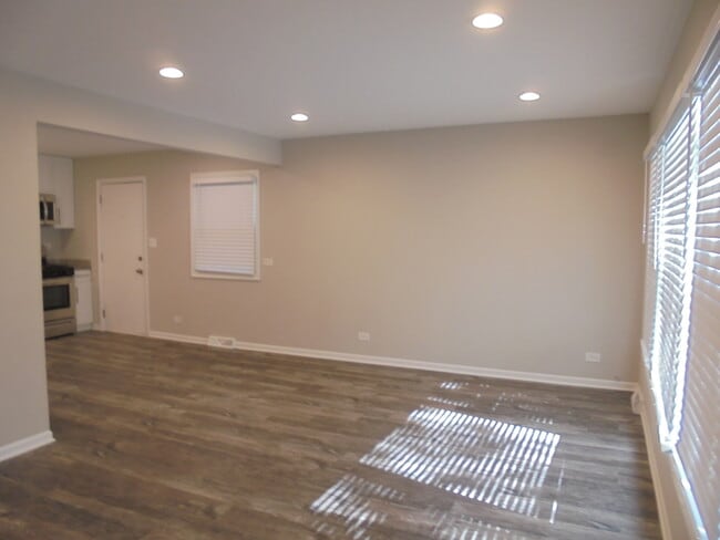 Building Photo - 1808 W Ridgeland Ave