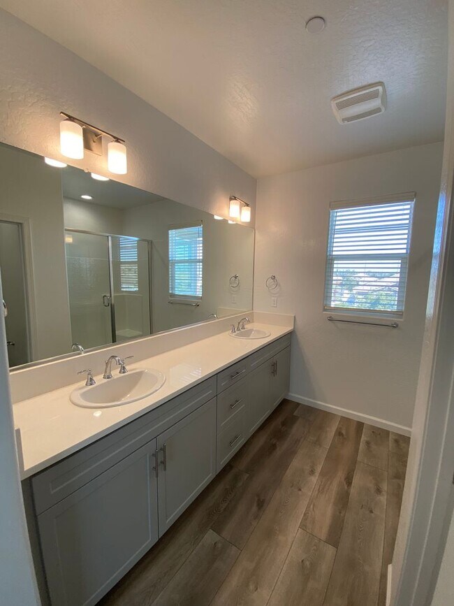 Building Photo - Corner lot Woodside Home in NW Visalia com...
