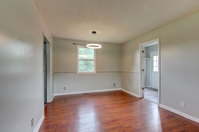 Building Photo - 729 Welsey Dr