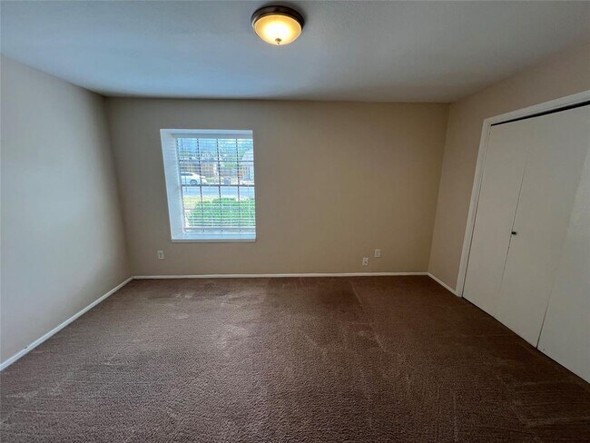 Building Photo - 12302 Alderbrook Dr