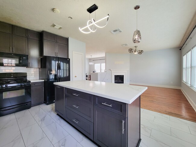 Building Photo - Welcome to this beautifully maintained home offering flexible living with 4/5 spacious bedrooms a...