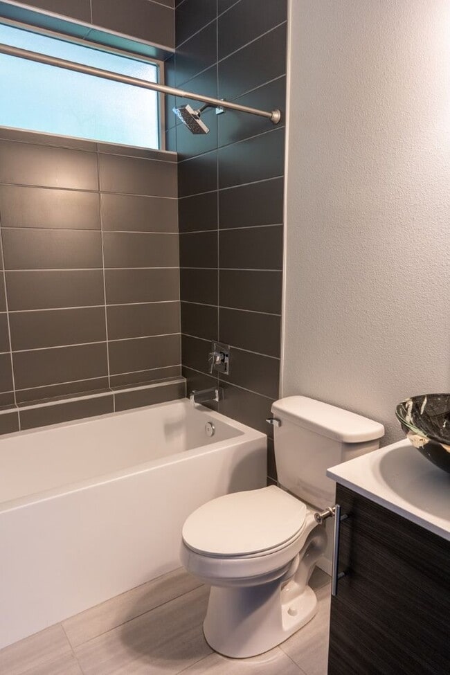 Building Photo - 3Bd/3.5Ba Seattle Townhouse