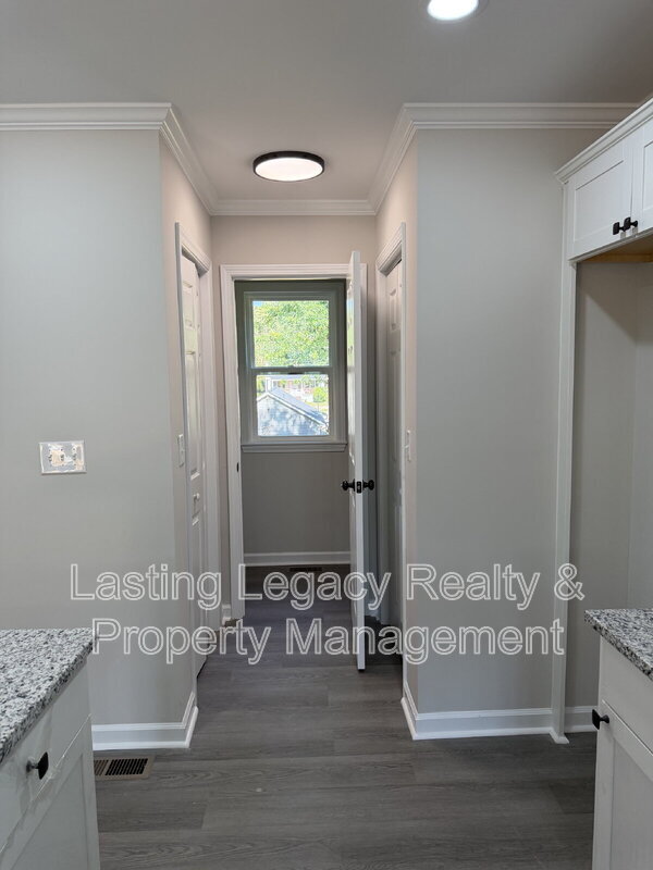 Building Photo - 2036 Harrison Ave