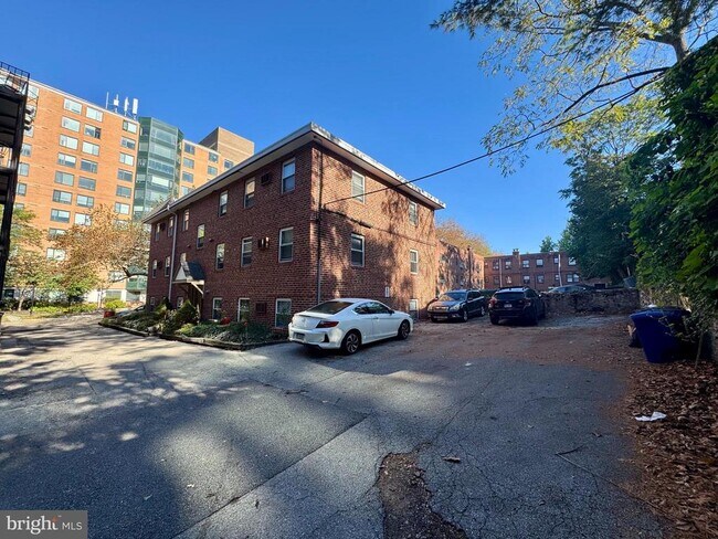 Building Photo - 200 W Evergreen Ave