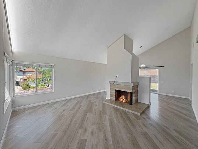 Building Photo - Spacious 4B/3BA Rancho Bernardo Home with ...