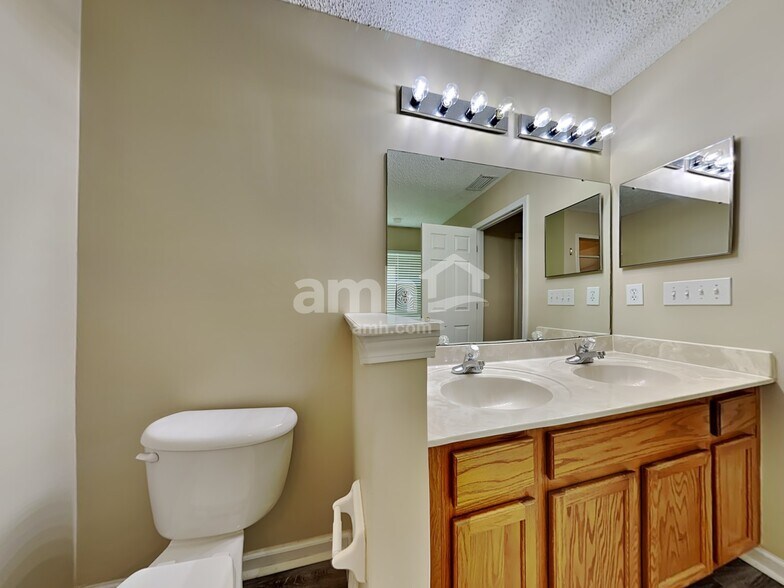 Building Photo - 14015 Fish Eagle Dr E
