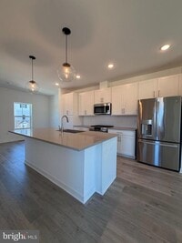 Building Photo - 49 Basswood St