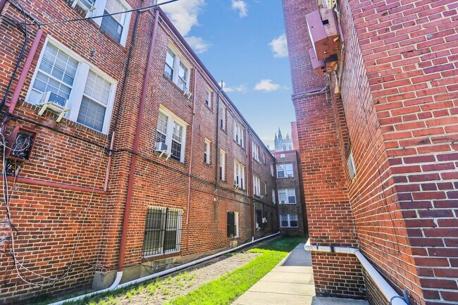 Building Photo - 3028 Wisconsin Ave NW