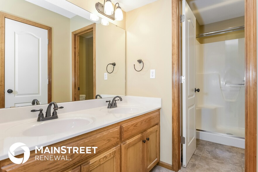 Building Photo - 1700 Clear Creek Dr