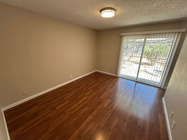 Building Photo - Charming 3-bedroom, 2-bath Single Story An...