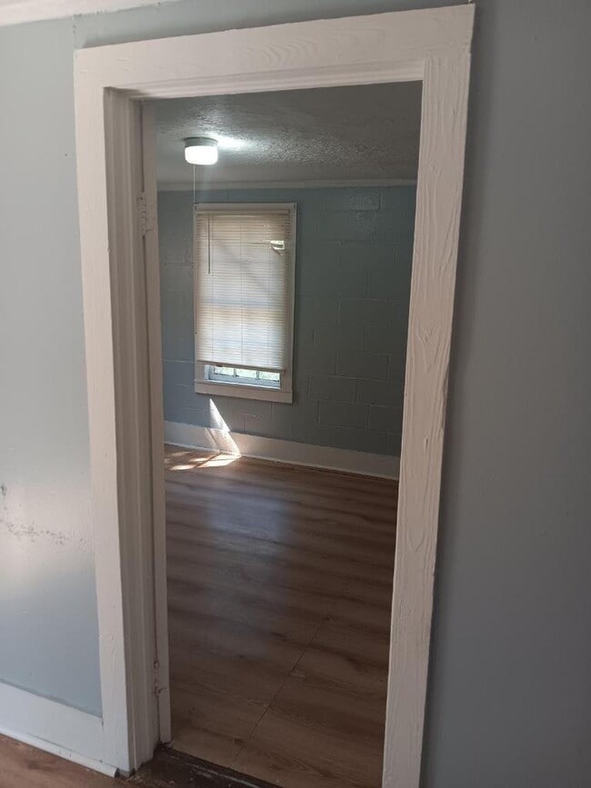 Building Photo - 2 bed 1 bath - Welcome to 409 Campbell Street