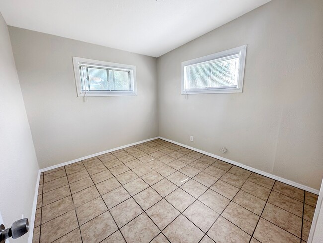 Building Photo - 1820 N Gila Dr
