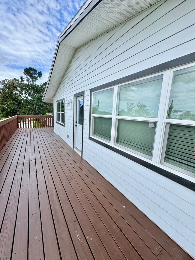 Building Photo - Beautifully Renovated 2-Bed/1-Bath Upstair...