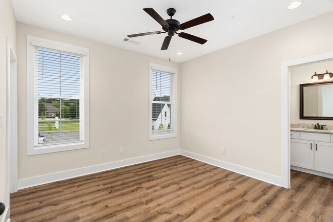 Building Photo - 868 Twin Forks Ave