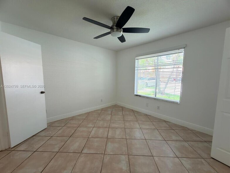Building Photo - 1025 Coral Club Dr