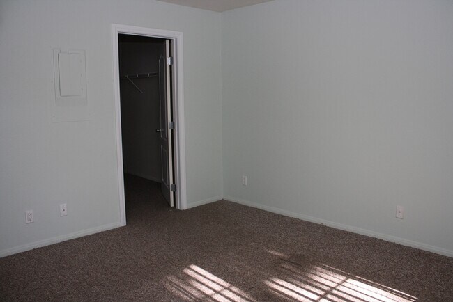 Building Photo - Cute & Cozy Condo Close to UNLV