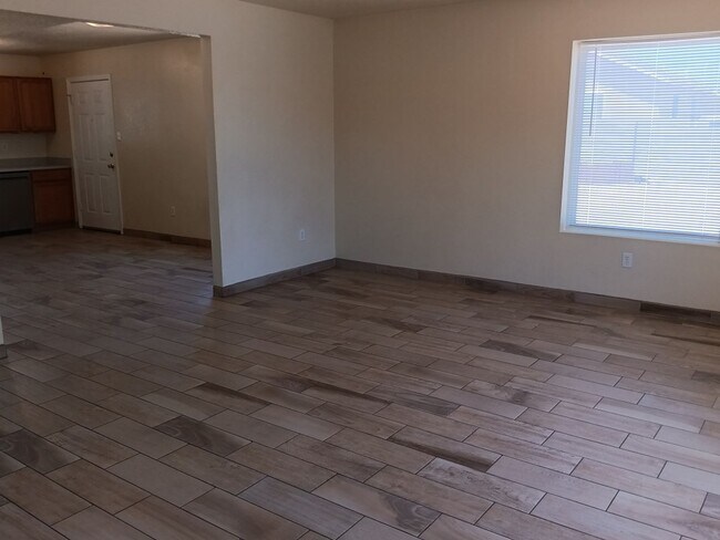 Building Photo - 3 Bedroom, 2 Bathroom Home! Schedule a Showing Soon!