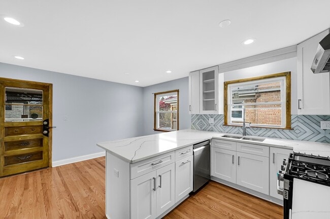 Building Photo - 5740 N Lowell Ave