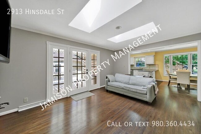 Building Photo - 2913 Hinsdale St