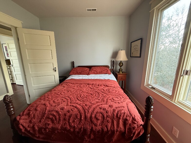 Building Photo - 2003 N Willamette Blvd