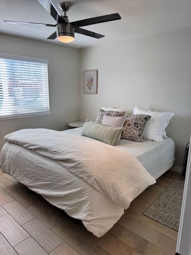 Building Photo - Charming 2-Bedroom, 1.5-Bath Apartment with Private Yard and 1 Car Garage