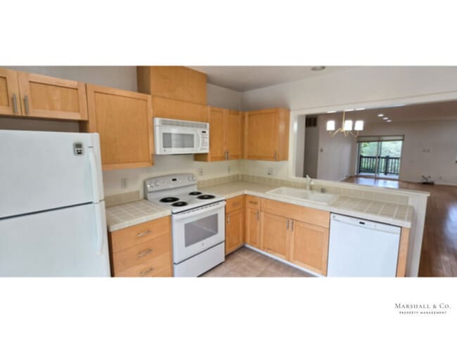 Building Photo - 2 BR/2 BA CONDO,LG. PATIO,PORCH, BAMBOO FL...