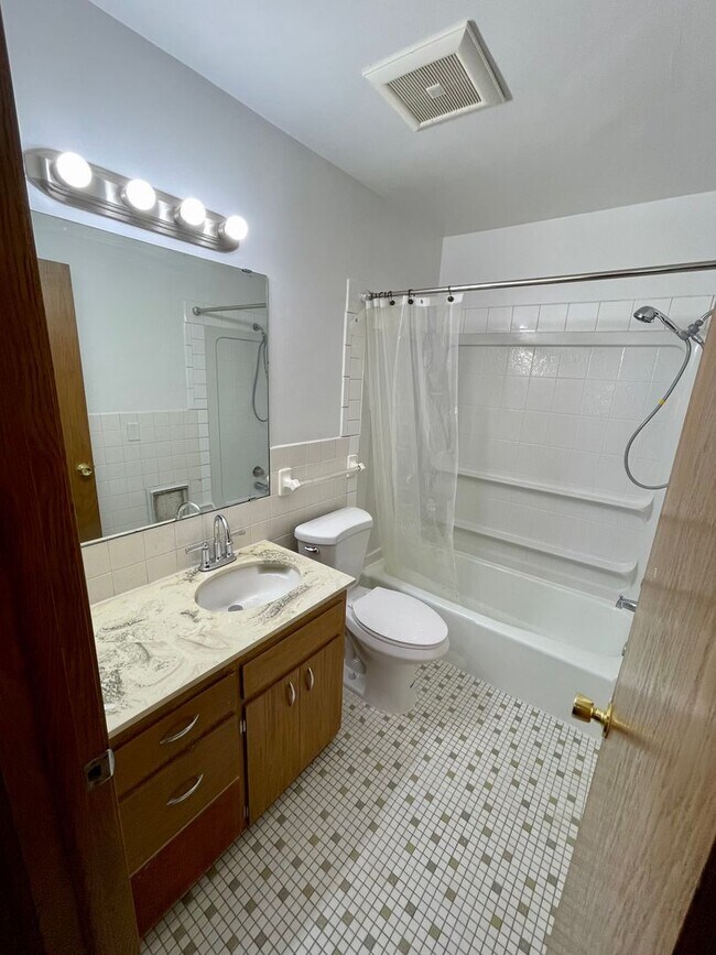 Building Photo - Upper level 2-bed, 1-bath