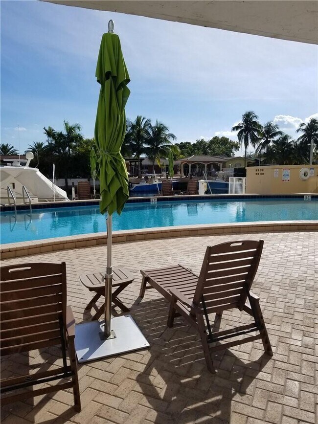 Building Photo - 2000 NE 135th St