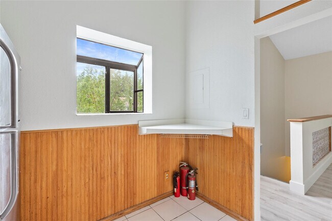 Building Photo - 610 Gardens Dr