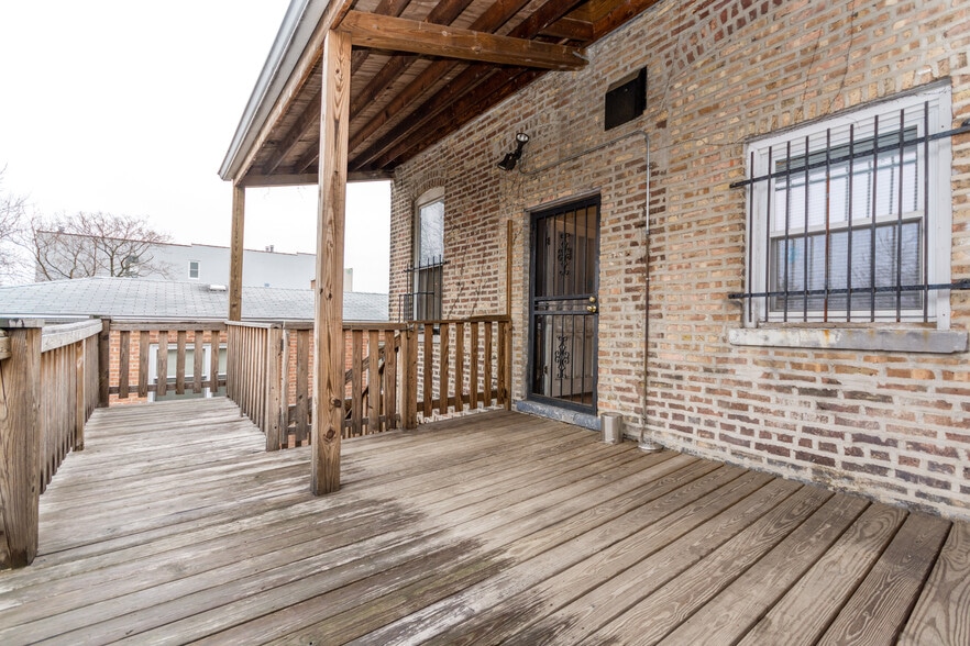 Deck - 1365 N Leavitt St