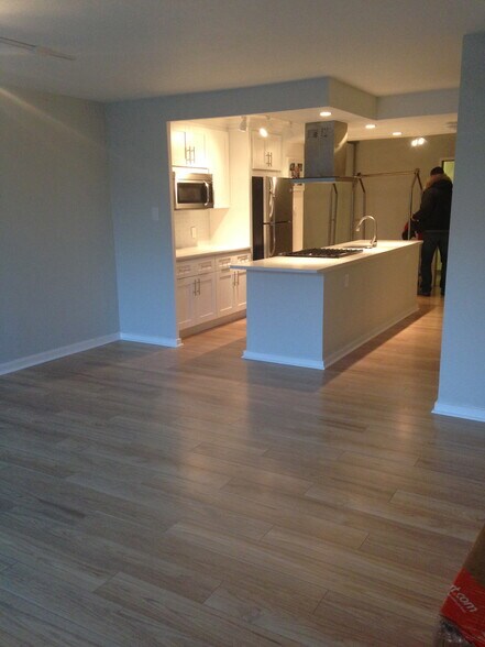 Building Photo - 604 S Washington Sq