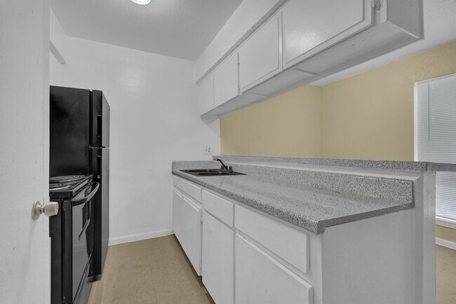 Building Photo - Make this charming studio your new home!